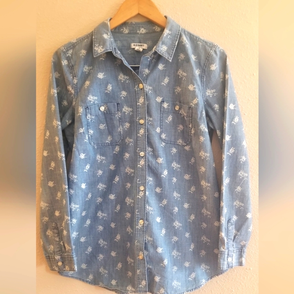 Old Navy womens blue denim with roses top button up shirt blouse size Me…